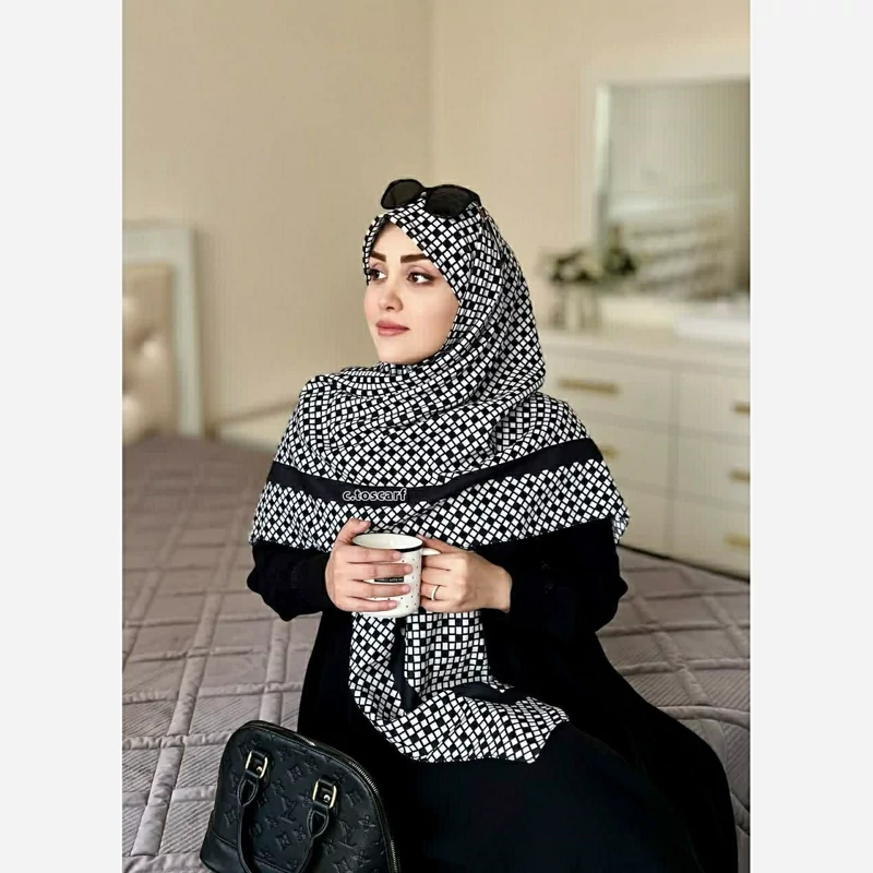 روسری نخ طرح مایایه سفید مشکی دوردوز ابعاد 140 در 140