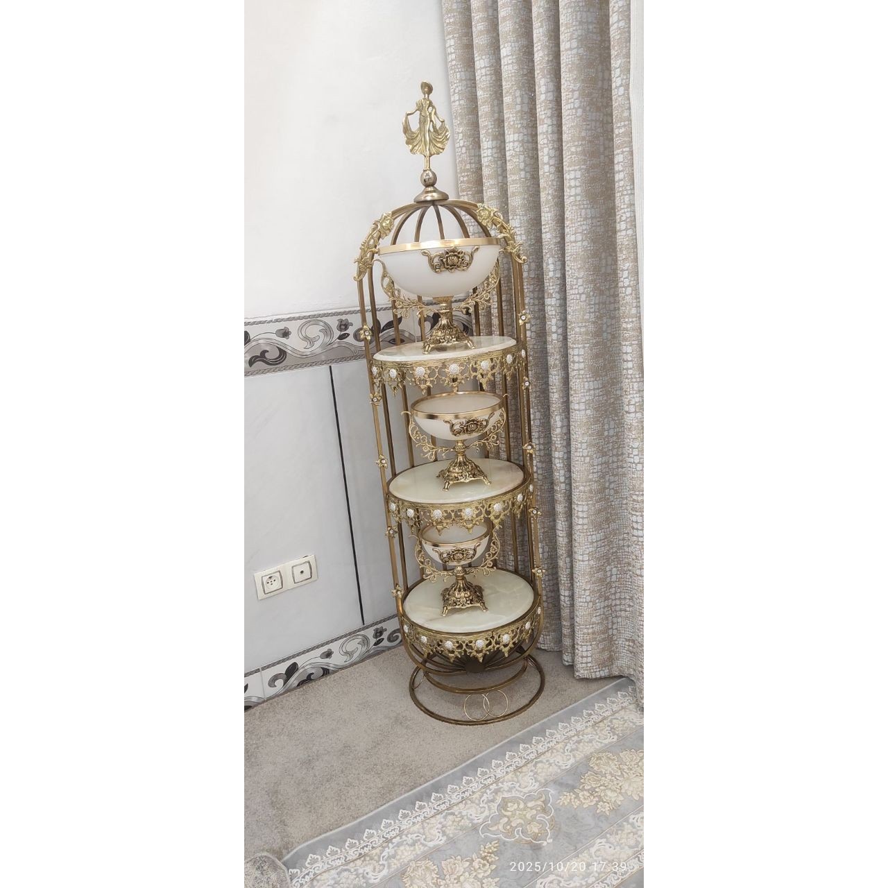 استند کنار سالنی