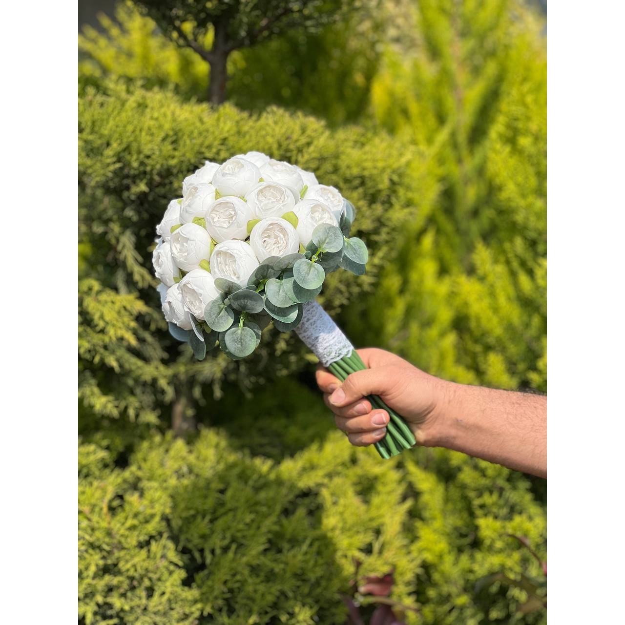 دسته گل عروس پیونی 30 شاخه با دیزاین برگ اکالیپتوس(مصنوعی)