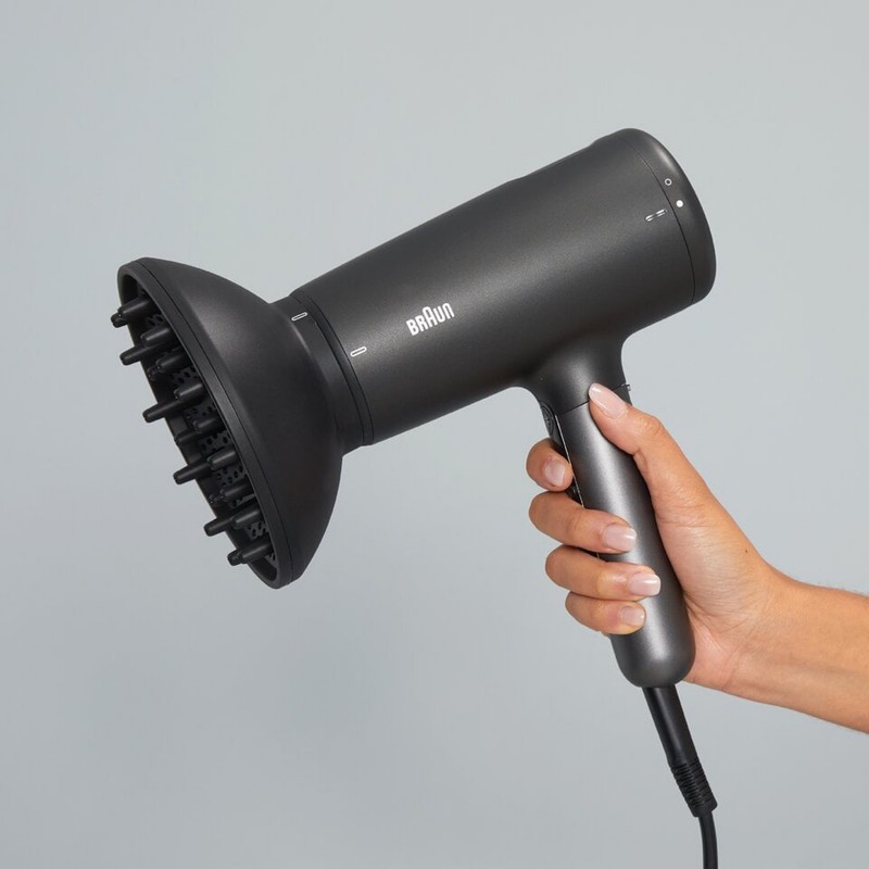سشوار حرفه ای 2100 وات براون مدل HD425، موتور DC، وزن 500 گرم، دارای سری دیسپانسر، متمرکز کننده باریک با ویژگی فرکنند...