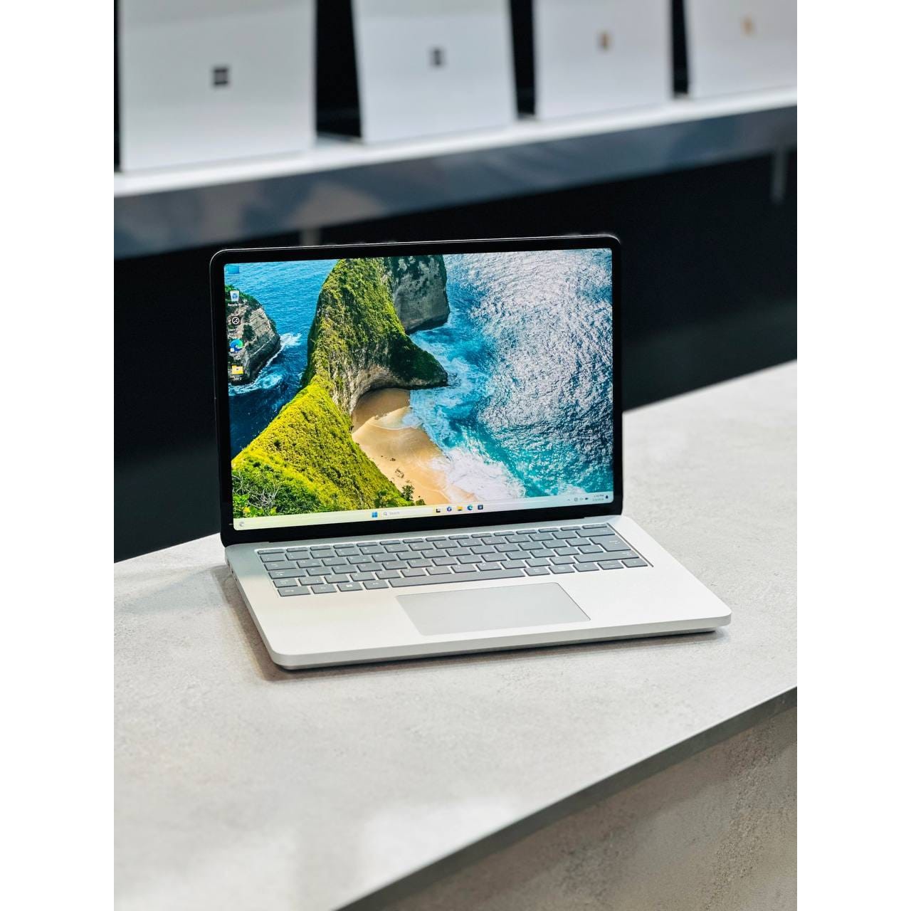 لپ تاپ مایکروسافت Surface Laptop Studio 2 Core i7-13800H رم 64GB SSD 2TB گرافیک RTX 2000 Ada 8GB نمایشگر لمسی 14.4 اینچ