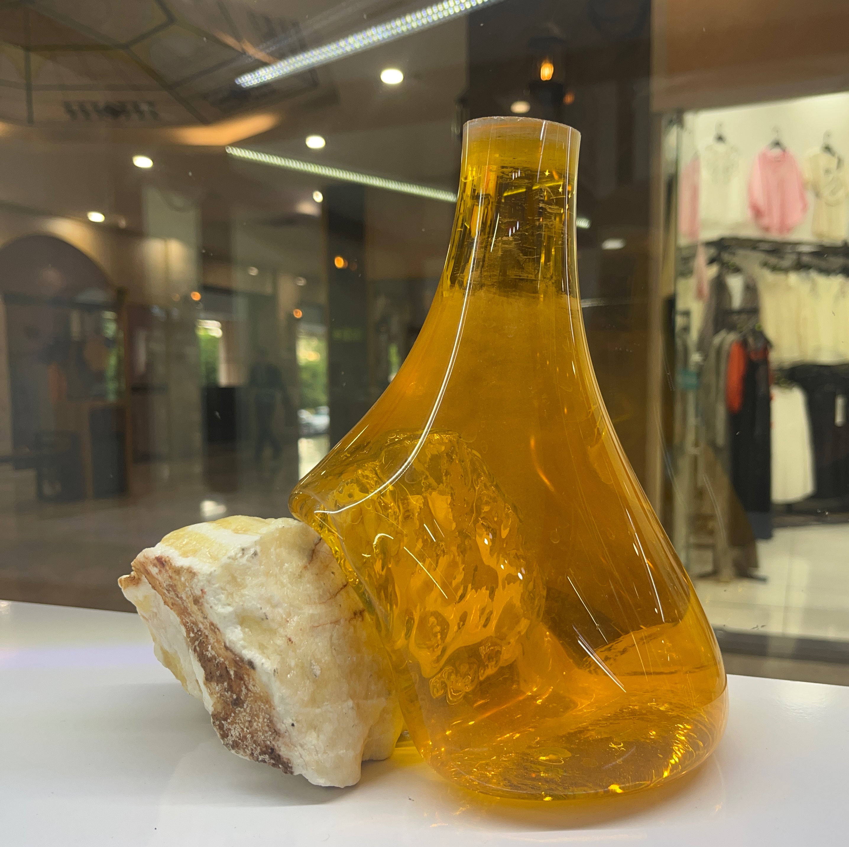 گلدان شیشه ای با سنگ گرانیت