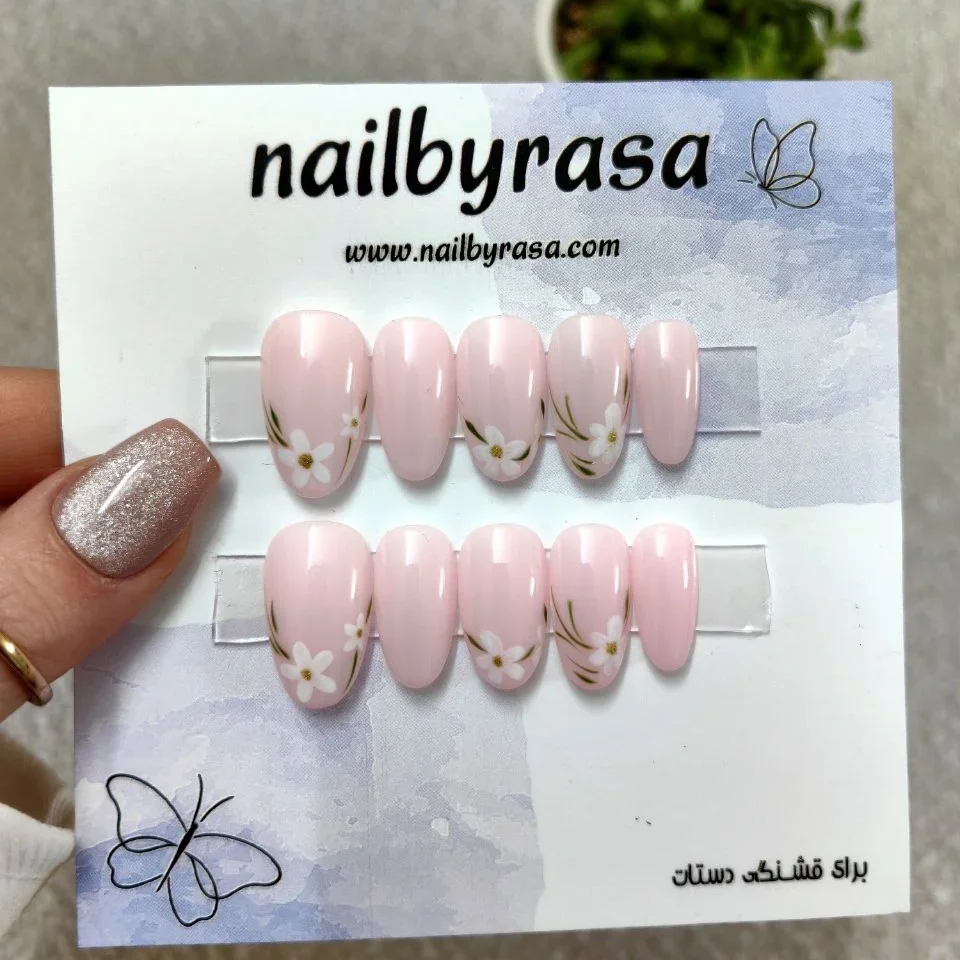 ناخن مصنوعی عروس طرح گل سفید مینیمال روی بیس صورتی روشن بادامی راسا - RSN0500
