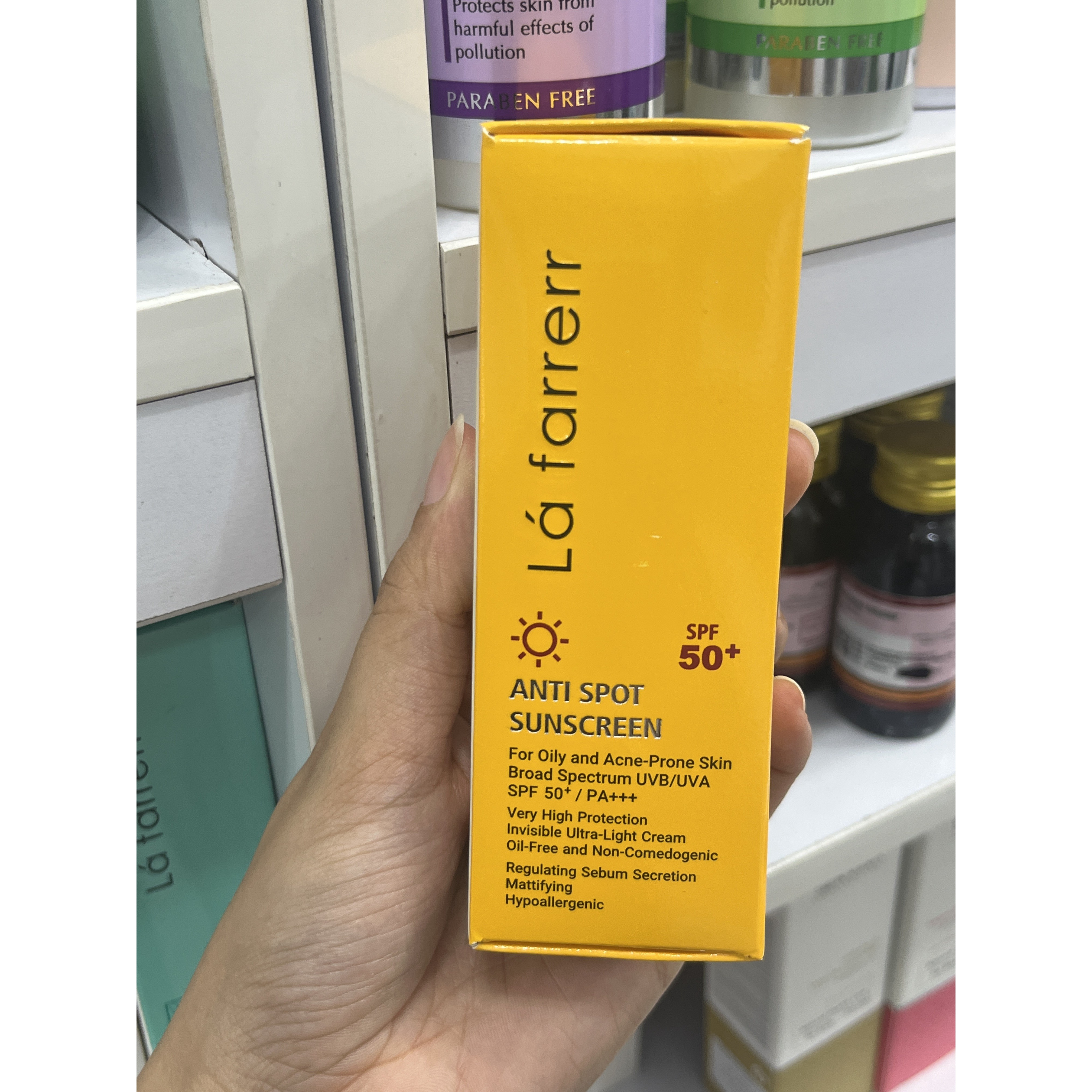 کرم ضدآفتاب بی رنگ لافارر spf 50 پوست چرب و مستعد آکنه 50 میل