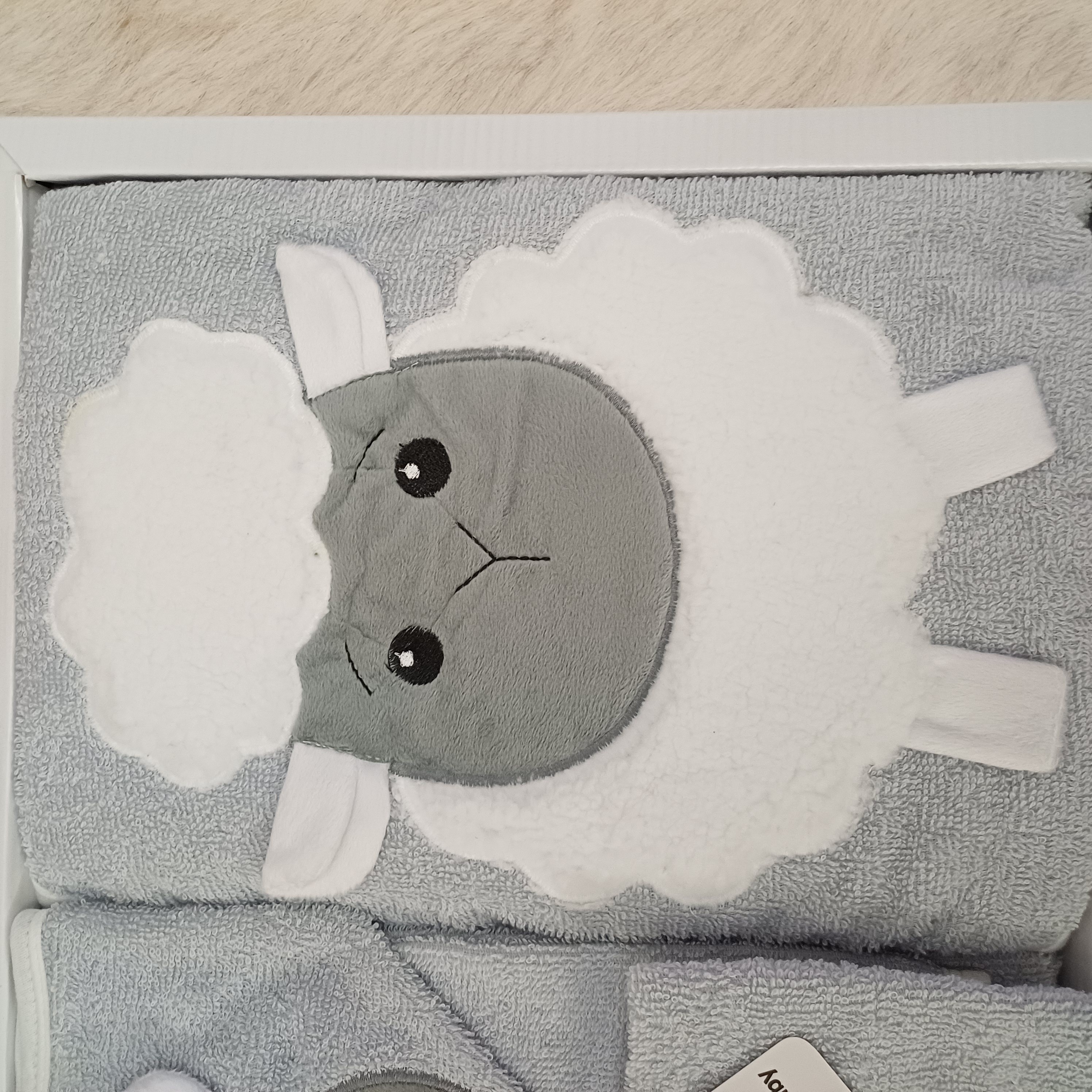 ست سیسمونی نوزادی پسرانه 4 تیکه طرح ببعی رنگ توسی با جعبه مارک lovi baby