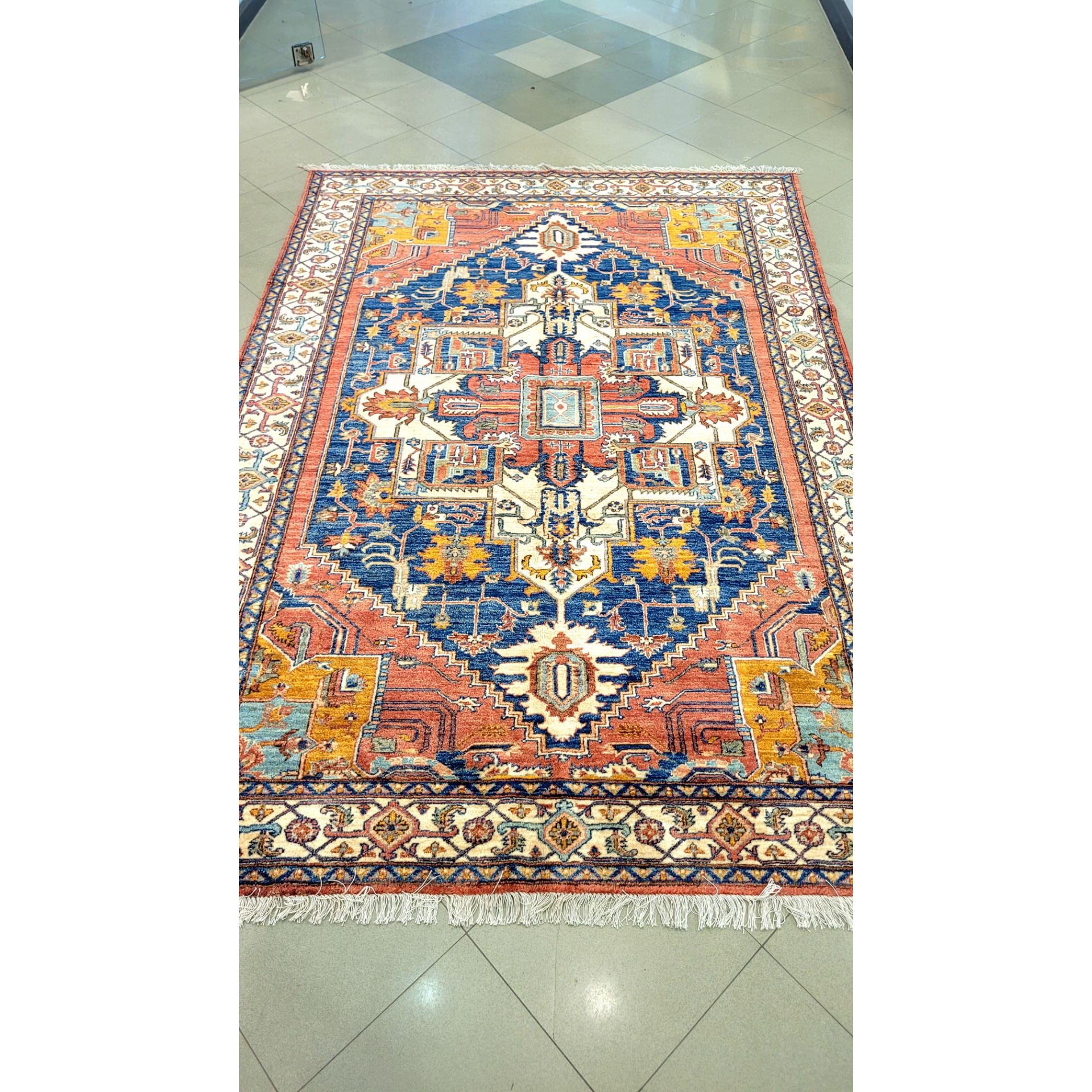 فرش دستبافت سلطان آباد 6 متری نقشه هریز با زمینه سرمه ای، پشم دستریس درجه یک، رنگ گیاهی و بافت 35 رج