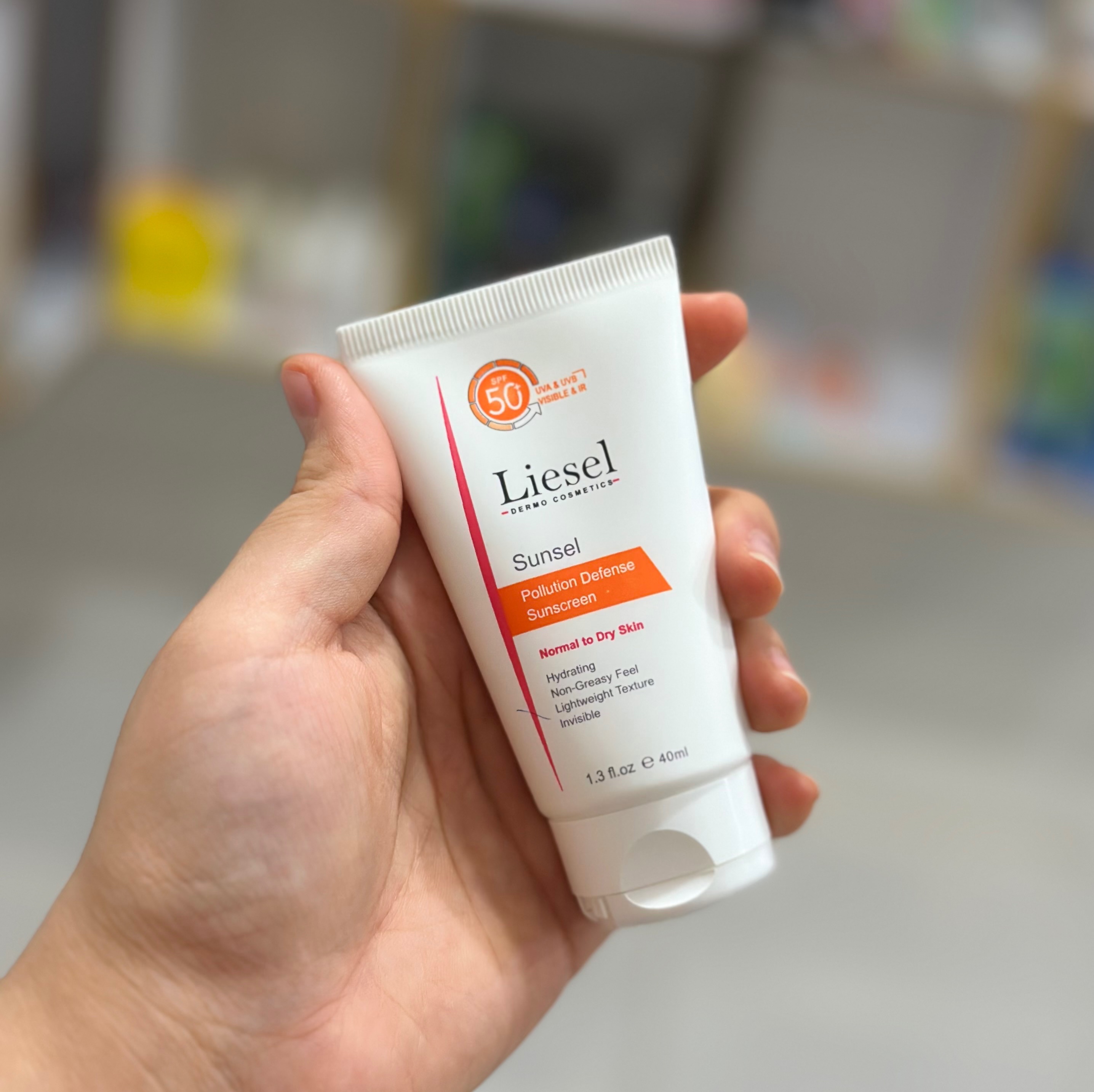 ضد آفتاب بی رنگ لایسل مناسب پوست خشک و معمولی spf 50