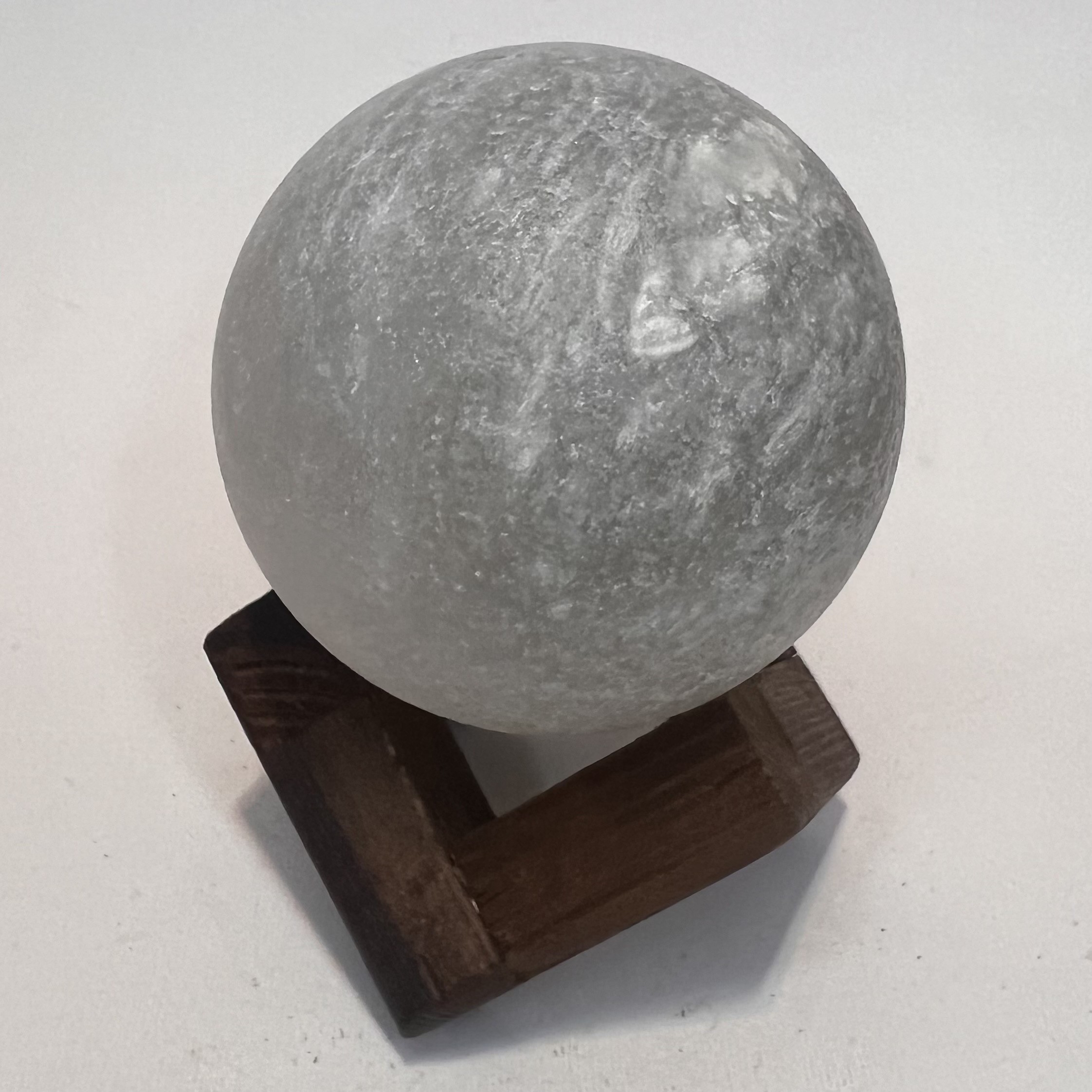 گوی سنگ نمک قطر 8 با پایه چوبی c30