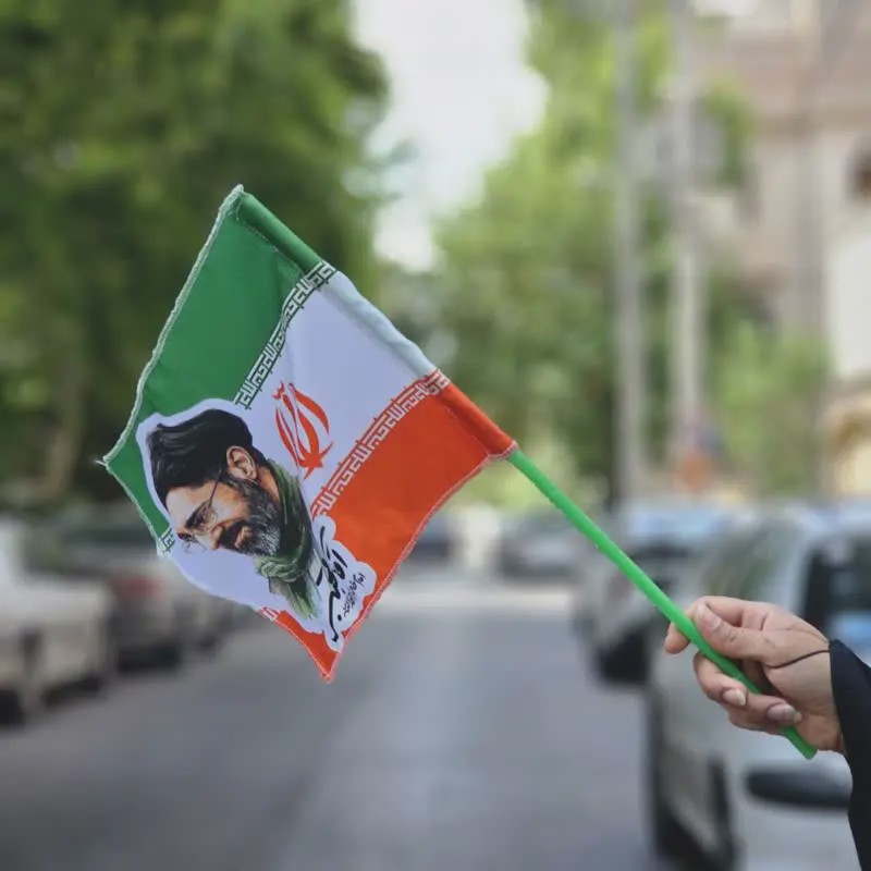 پرچم کوچک ایران و آقا مجتبی 3040