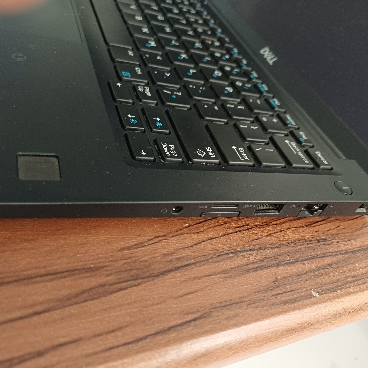 Dell Latitude 7390 لپ تاپ سیم کارت خور و لمسی 