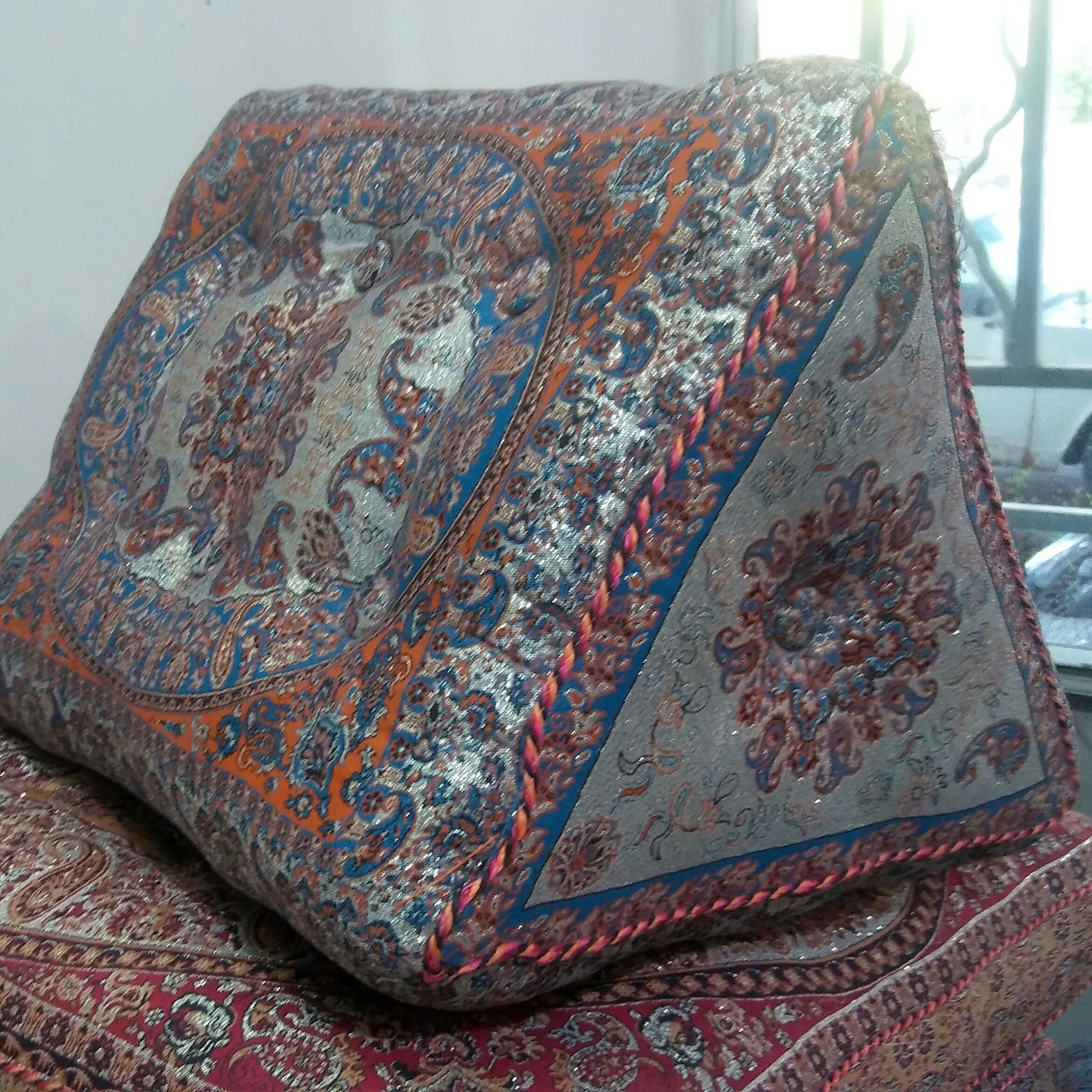 پشتی مثلثی نقره ای