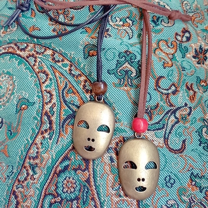 گردنبند دخترانه اسپرت طرح ماسک با بند چرمی و تریشه