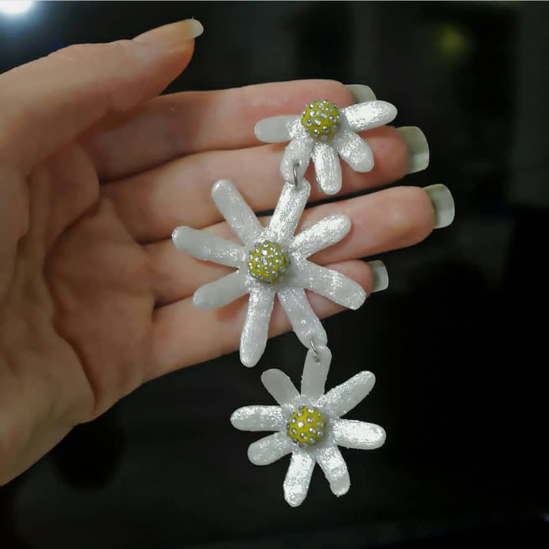 گوشواره بابونه 01 ( اکسسوری / گوشواره/ گردنبند/ آویز / زیورآلات / گل / بابونه / بهاری/ سفید/ خمیری / مجلسی / پلیمری )